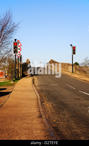 L'ancien A149 pont médiéval sur la rivière Thurne avec feux de circulation à Potter Heigham, Norfolk, Angleterre, Royaume-Uni. Banque D'Images