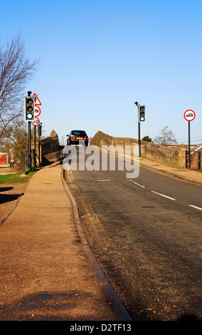 L'ancien A149 pont médiéval sur la rivière Thurne avec feux de circulation à Potter Heigham, Norfolk, Angleterre, Royaume-Uni. Banque D'Images