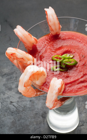 Crevettes fraîches autour de verre à cocktail avec de la sauce cocktail Banque D'Images