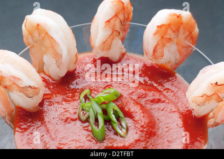 Crevettes fraîches autour de verre à cocktail avec de la sauce cocktail Banque D'Images