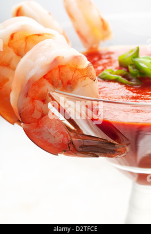 Crevettes fraîches autour de verre à cocktail avec de la sauce cocktail Banque D'Images