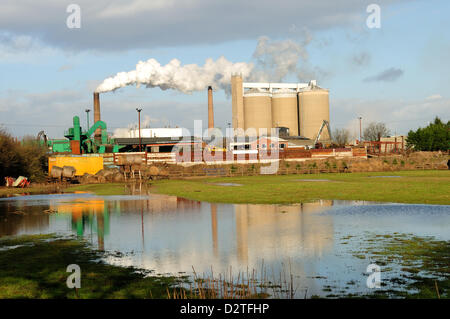 Newark-On-Trent, Notts., UK. 1er février 2013. Cette usine de transformation de sucre britannique est en pleine production alors que ses environs sont inondés. Les champs environnants sont déjà saturées donc pas non plus prendre de l'eau de la rivière en crue Trent. Banque D'Images