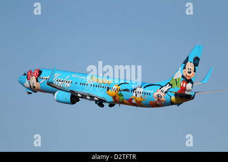 Un esprit d'Alaska Airlines Disneyland 737-400 décolle de l'aéroport de Los Angeles le 28 janvier 2013. Banque D'Images