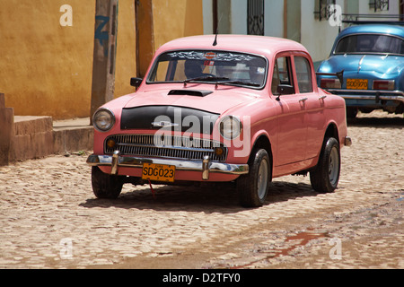 Classic cars en rue à Trinidad, Cuba, Antilles, Caraïbes, Amérique centrale en mars Banque D'Images