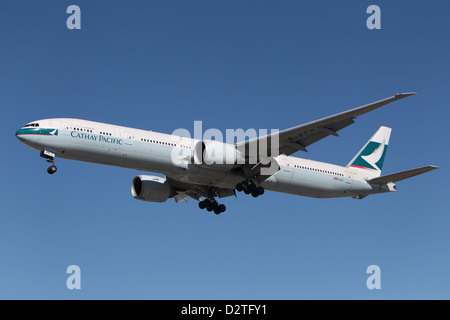 Boeing 777-367 de Cathay Pacific(ER) atterrit à l'aéroport de Los Angeles le 28 janvier 2013. Banque D'Images