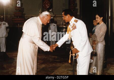 Le Pape Jean Paul II visite la Thaïlande en 1984 - il est accueilli le 10 mai par le roi Bhomibul et La Reine Sirikit. Banque D'Images