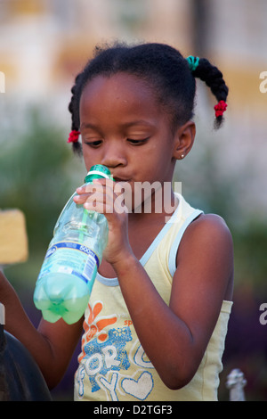 Jeune fille de boire une bouteille d'eau à Trinidad, Cuba, Antilles, Caraïbes, Amérique centrale en mars Banque D'Images