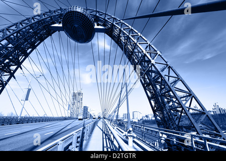 Pont suspendu moderne dans les tons bleu. Moscou. La Russie Banque D'Images