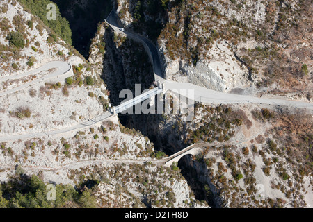 VUE AÉRIENNE.Ponts historiques et modernes au-dessus d'un profond canyon (hauteur : environ 90 m).La Croix-sur-Roudoule, arrière-pays de la Côte d'Azur, France. Banque D'Images