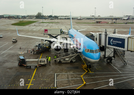 L'aéroport de Manchester et vol pour Lanzarote prises par la fenêtre par le bureau de départ.Thomson un Boeing757 G-OOBG Banque D'Images