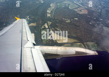 L'aéroport de Manchester et vol pour Lanzarote prise au-dessus de Manchester en Angleterre au Royaume-Uni. Banque D'Images