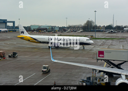 L'aéroport de Manchester et vol pour Lanzarote prises par la fenêtre par le bureau de départ. A321 GOZBP Banque D'Images