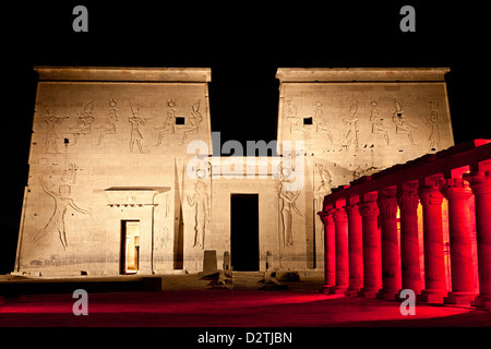 Spectacle son et lumière sur le Temple d'Isis et de l'Est menant à la colonnade des statues de lion à Nectanebo's Gate, Temple de Philae, Assouan. Banque D'Images