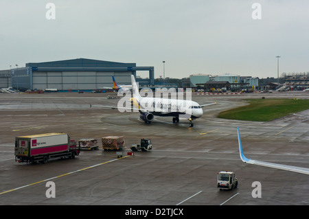 L'aéroport de Manchester et vol pour Lanzarote prises par la fenêtre par le bureau de départ. A321 GOZBP Banque D'Images