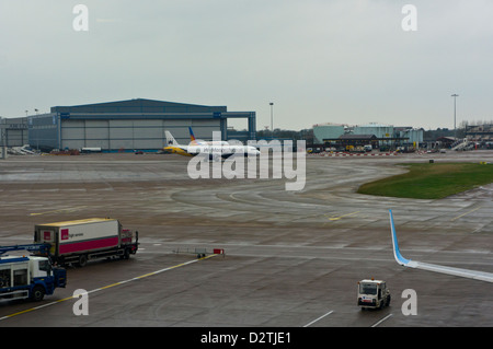 L'aéroport de Manchester et vol pour Lanzarote prises par la fenêtre par le bureau de départ. A321 GOZBP Banque D'Images