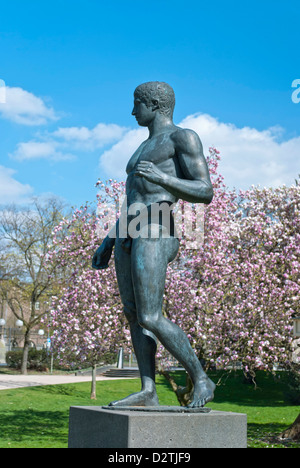 Sculpture près du Musée d'art académique (allemand : Akademisches Kunstmuseum) à Bonn, Allemagne Banque D'Images