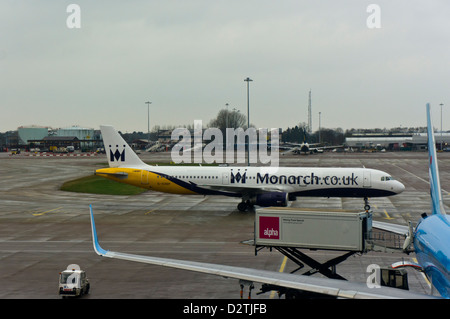 L'aéroport de Manchester et vol pour Lanzarote prises par la fenêtre par le bureau de départ. A321 GOZBP Banque D'Images