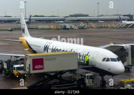 L'aéroport de Manchester et vol pour Lanzarote prises par la fenêtre par le bureau de départ. A321 GOZBP Banque D'Images