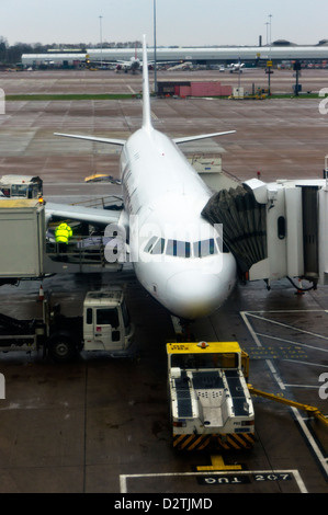 L'aéroport de Manchester et vol pour Lanzarote prises par la fenêtre par le bureau de départ. A321 G-OZBP Banque D'Images