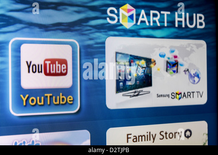 Icône de l'application YouTube sur un écran de télévision. YouTube est le plus reconnu site de partage vidéo, créé en 2005. Banque D'Images