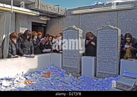 Les femmes juives priant au Ohel sur les tombes de la 6e et 7e Rav Loubavitch. Cimetière Montefiore à Cambria Heights, NEW YORK Banque D'Images