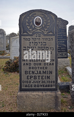 Pierre tombale avec photo au nouveau cimetière Montefiore à Cambria Heights, dans le Queens, New York City Banque D'Images