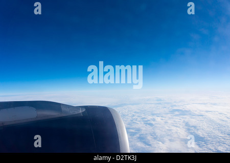 L'aéroport de Manchester et à Lanzarote vol avion prises à travers les nuages Nuages fenêtre.ci-dessous. Banque D'Images