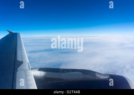L'aéroport de Manchester et à Lanzarote vol avion prises à travers les nuages Les nuages.La fenêtre ci-dessous.A321 GOZBP Monarque. Banque D'Images