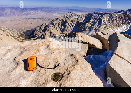 Messagerie SPOT et marqueur de l'USGS sur le sommet du Mont Whitney, Sequoia National Park, Californie, USA Banque D'Images