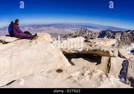 Les randonneurs profitant de la vue depuis le sommet du Mont Whitney, Sequoia National Park, Californie, USA Banque D'Images