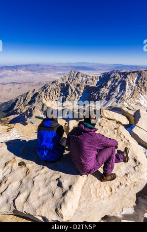 Les randonneurs profitant de la vue depuis le sommet du Mont Whitney, Sequoia National Park, Californie, USA Banque D'Images