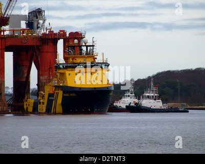 Le Borgston Dolphin oil rig être manoeuvré à partir de la cale sèche à l'Nigg Energy Park, sur l'Estuaire de Cromarty dans l'Est de Ross. Banque D'Images