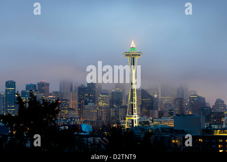 Space Needle Seattle Skyline et à l'aube vue de Kerry Park, Washington, USA Banque D'Images