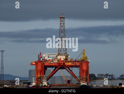 Le Borgston Dolphin oil rig être manoeuvré à partir de la cale sèche à l'Nigg Energy Park, sur l'Estuaire de Cromarty dans l'Est de Ross. Banque D'Images