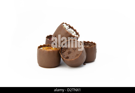 Assortiment de bonbons de chocolat isolé sur fond blanc. Banque D'Images