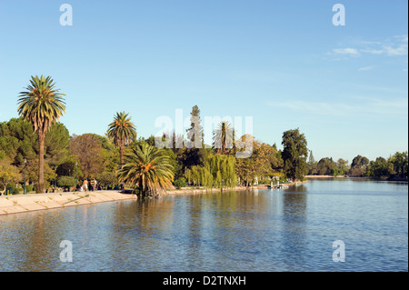 Lac dans le Parque General San Martin, Mendoza, Argentine, Amérique du Sud Banque D'Images