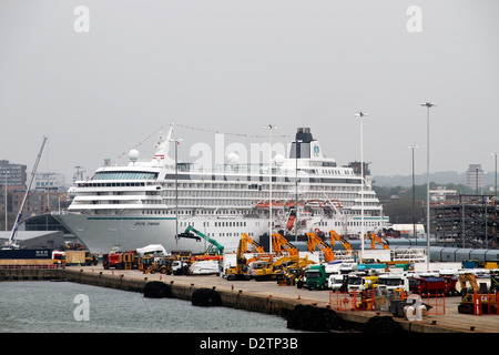 Crystal Symphony un paquebot de croisière amarré au port de Southampton Banque D'Images