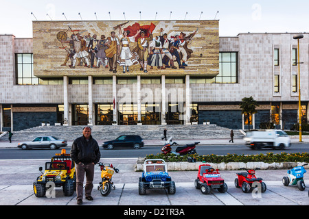 Karts à la place Skanderbeg, près de Musée Historique National. Tirana, Albanie Banque D'Images
