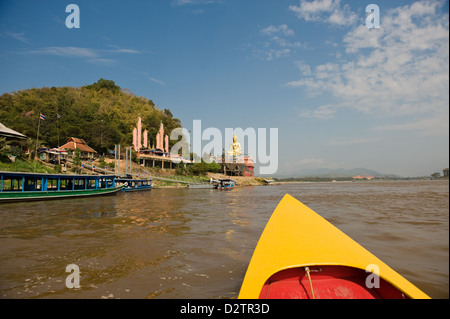 Sop Ruak, Thaïlande, un bateau sur le Mékong, dans l'arrière-plan Sop Ruak Banque D'Images