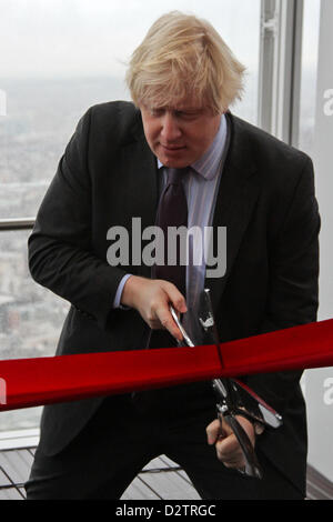 Londres, ANGLETERRE - 01 février 2013 : Le maire de Londres Boris Johnson ouvre la plate-forme panoramique de la vue depuis le tesson - Europe de l'Ouest sur l'édifice (photo de Dave Horn - Photographie Aperture extrême) Banque D'Images