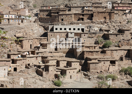 Village berbère, sur colline, Atlas, Maroc , Afrique du Nord Banque D'Images