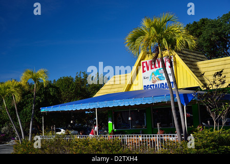 En dehors de peintes de couleurs vives d'un restaurant local. Key Largo, Floride, USA. Banque D'Images