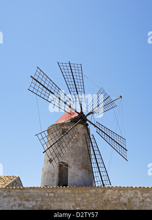 Le moulin à vent sur la route du sel entre Trapani et Marsala, Sicile, Italie Banque D'Images