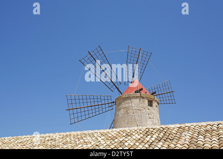Le moulin à vent sur la route du sel entre Trapani et Marsala, Sicile, Italie Banque D'Images