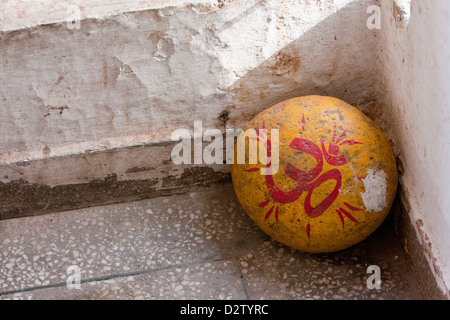 L'Inde, Rishikesh. Tera Manzil Temple Hindou. 'Om', symbole du son Sanscrit utilisé au début et à la fin de textes sacrés hindous. Banque D'Images