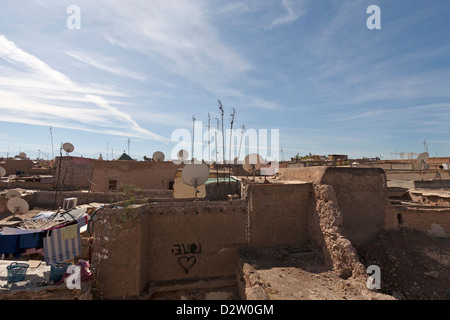 Vue sur les toits de Marrakech, Maroc montrant les antennes et antennes paraboliques. Banque D'Images