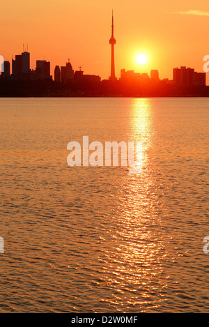 Lever du soleil sur le lac silhouette de Toronto avec ton rouge. Banque D'Images