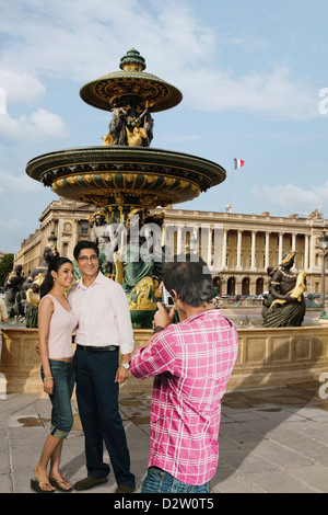 L'homme de prendre une photographie de sa famille Banque D'Images