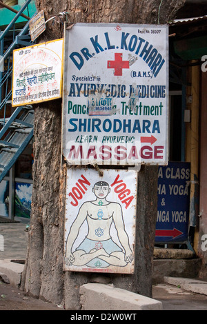 L'Inde, Rishikesh. Des cours de yoga, l'Ayurveda les publicités. Banque D'Images