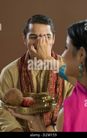 Woman tilak sur le front de son frère au festival Raksha Bandhan Banque D'Images